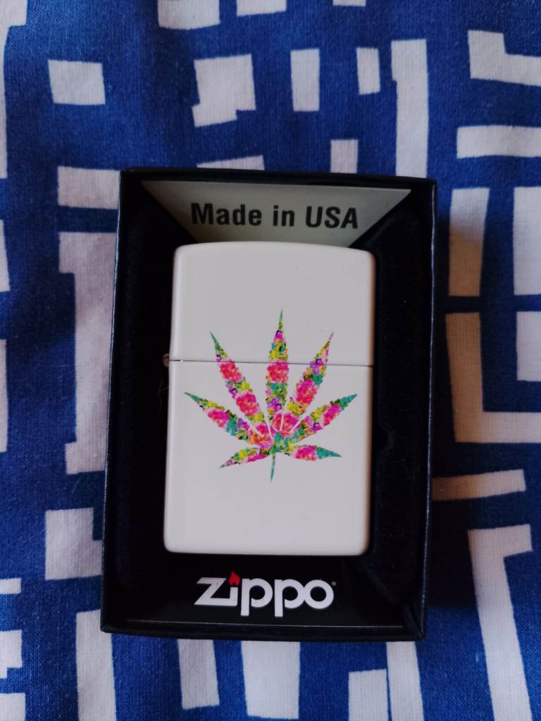 Zippo Floral Weed Design Matte White. 