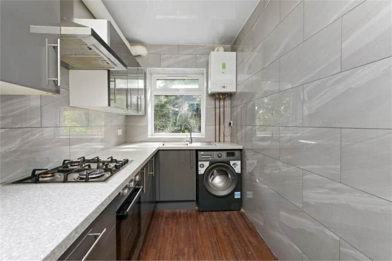 Spacious 3 bedroom flat to rent near Western General and Leonardo 