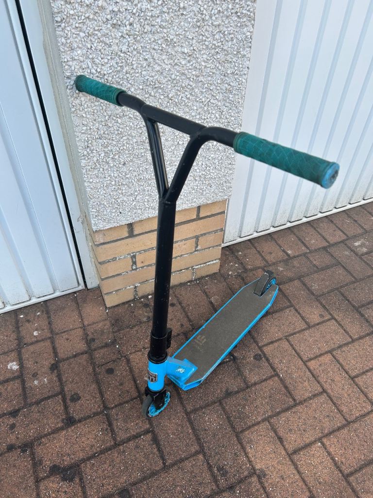 Kids Blue Mongoose scooter from Halfords 