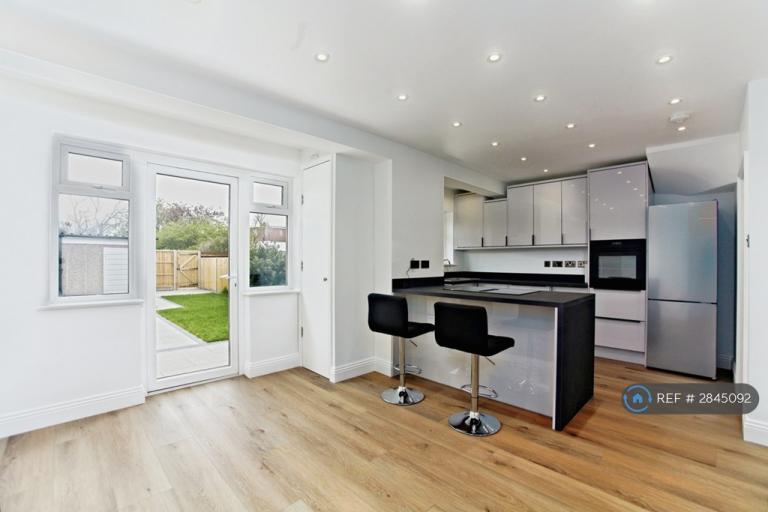 4 bedroom house in Brockenhurst Way, London, SW16 (4 bed) (#2845092)