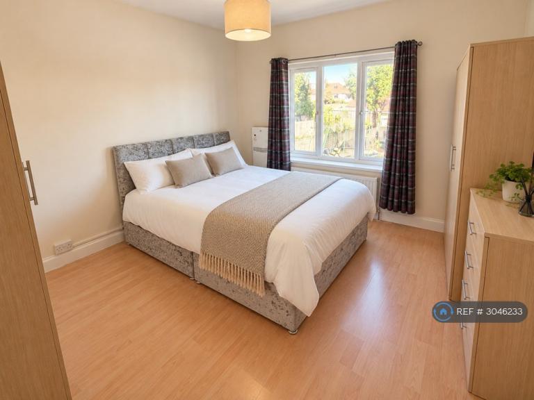1 bedroom flat in Almorah Road, Hounslow, TW5 (1 bed) (#3046233)
