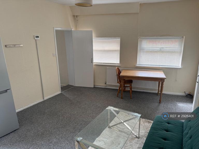 2 bedroom flat in Oxford Road, Reading, RG30 (2 bed) (#2926401)