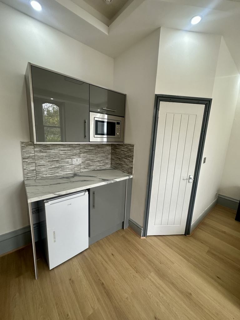 ** ALL BILLS INCLUDED **Double studio, Available to Couples **