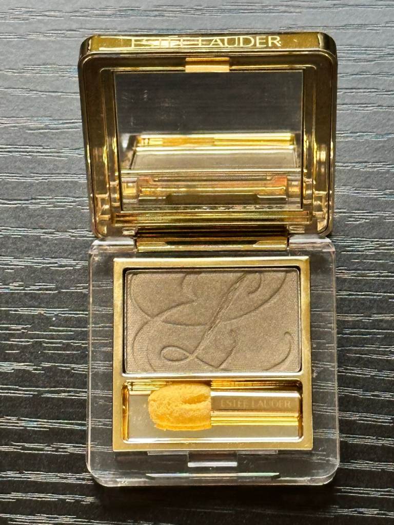 Estée Lauder pure colour eyeshadow. 44 Safari Green (shimmer)
