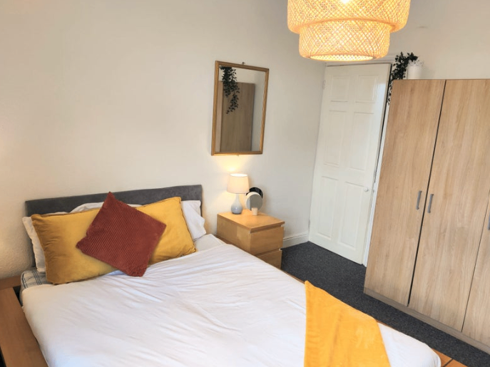 Room in a Shared House, S6
