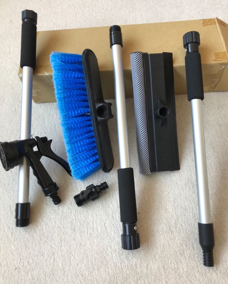 Cleaning brush set