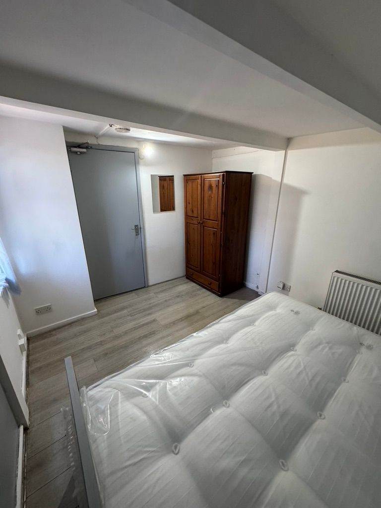 Single Room Located next Bus Stop and Train Station Ifield Crawley