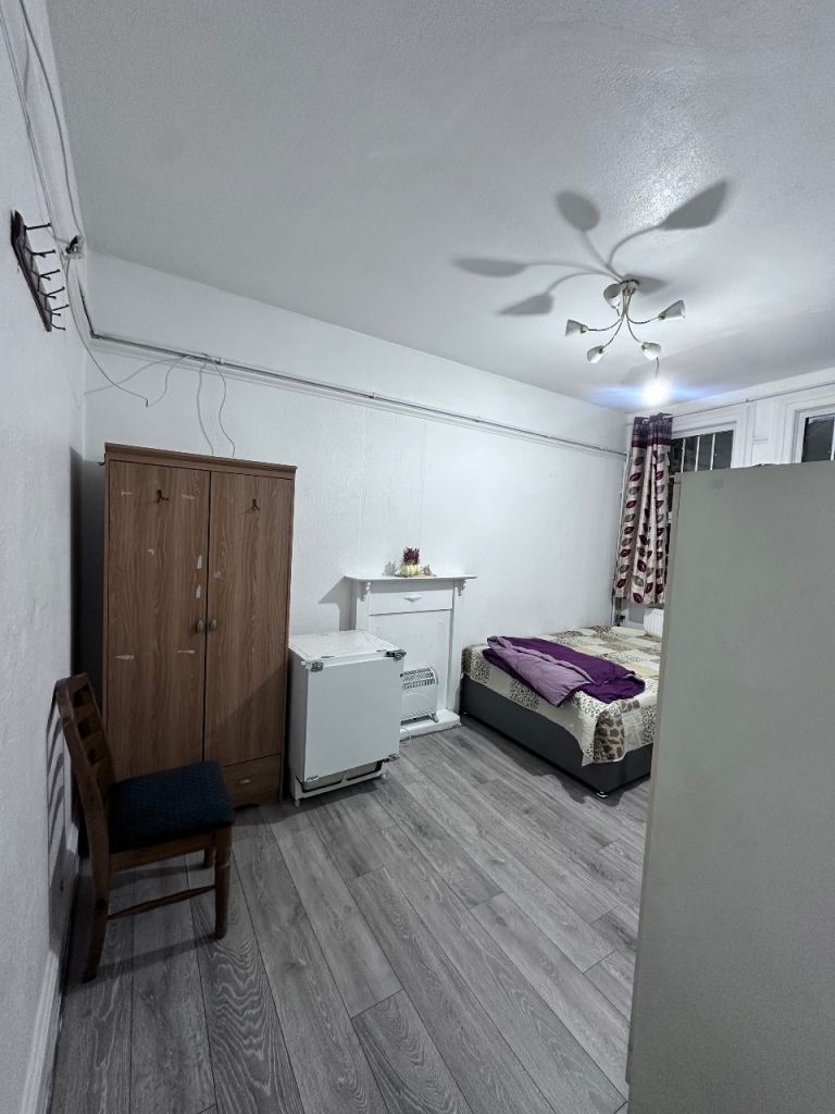 ✨Spacious Double Room Available to share✨