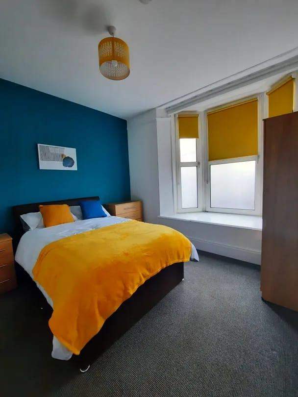 Large Double Room - Bills Included