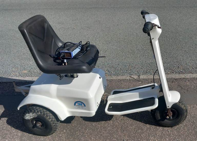 Trio electric ride on golf buggy. Spares or repair. 