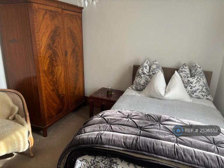 1 bedroom in Glycena Road, London, SW11 (#2536552)