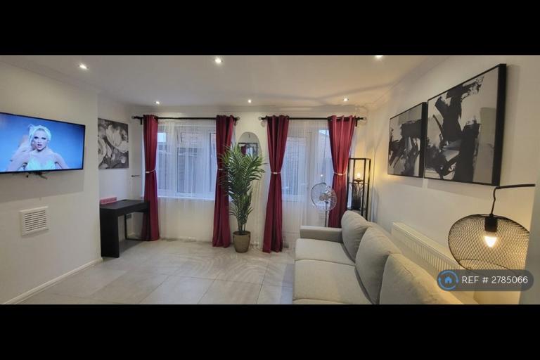 2 bedroom house in Tate Road, London, E16 (2 bed) (#2785066)