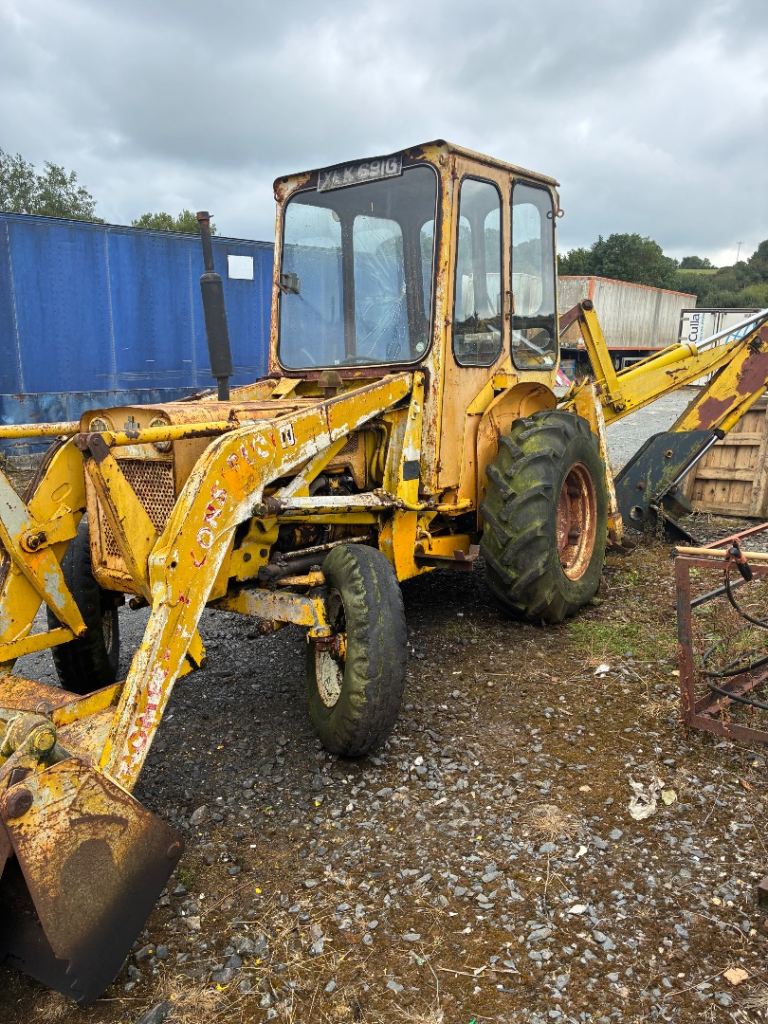 International digger and log splitter 