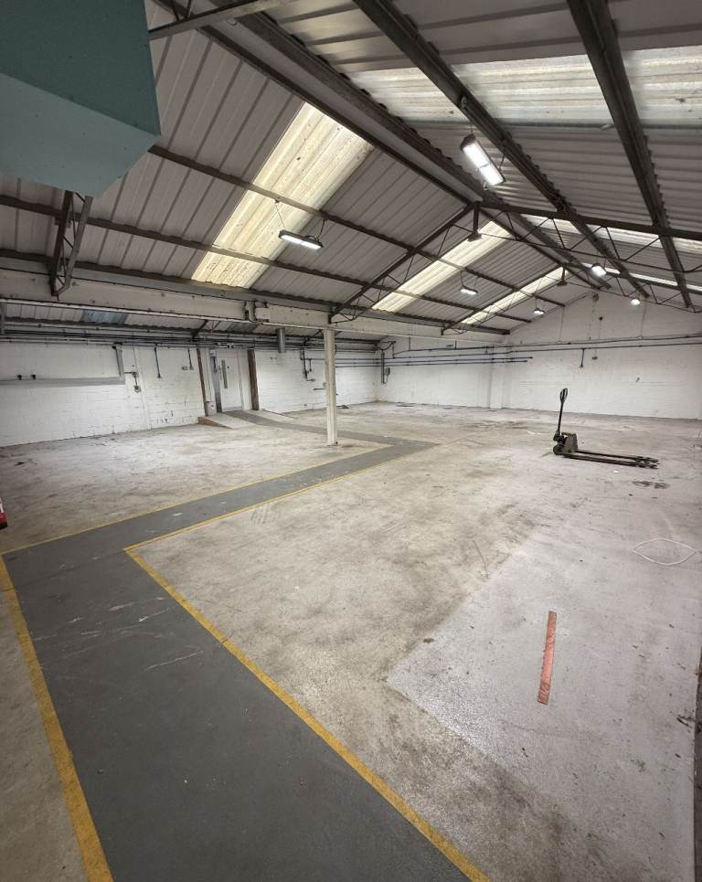 Warehouse To Rent in Horsham, West Sussex