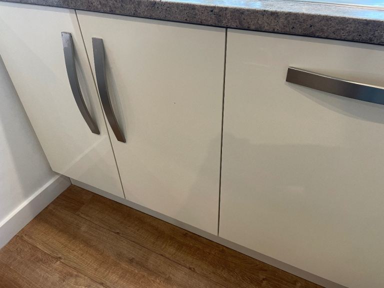 image for Gloss Ivory kitchen doors complete with handles and hinges