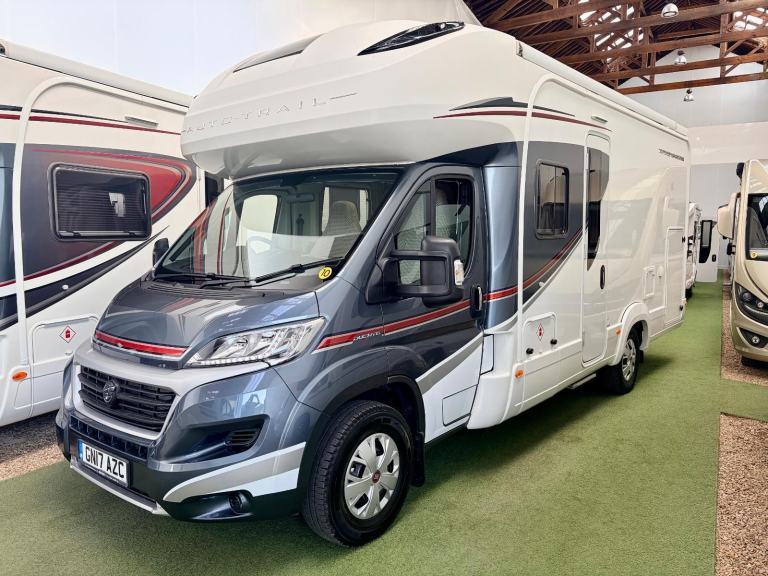AUTOTRAIL APACHE 632 / 6 BERTH / GARAGE / AUTO / 1 OWNER / 7,563 MLS MOTORHOME