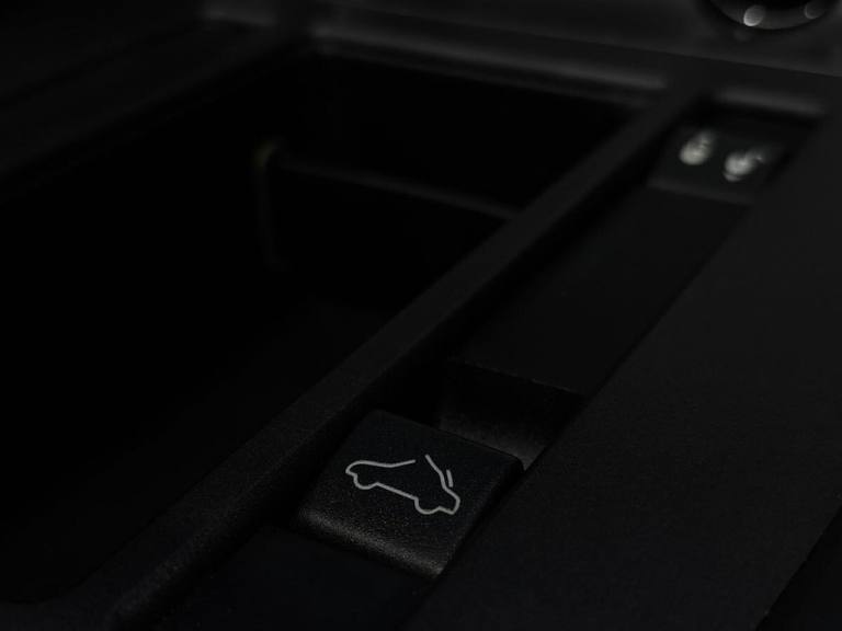 2011 Aston Martin Vantage 4.7 V8 Roadster 2dr Petrol Sportshift Euro 4 (420 bhp) Convertible Petr...