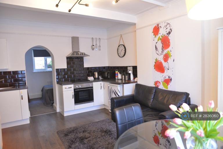 1 bedroom flat in Cathnor Road, London, W12 (1 bed) (#2836060)