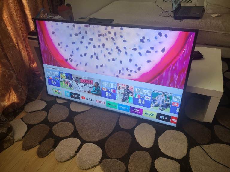 SAMSUNG CRYSTAL UHD 4K HDR LED SMART TV 50 INCH LIKE NEW