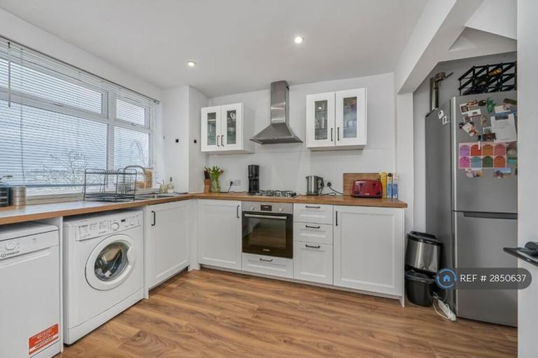 3 bedroom flat in Hyperion House, London, SW2 (3 bed) (#2850637)