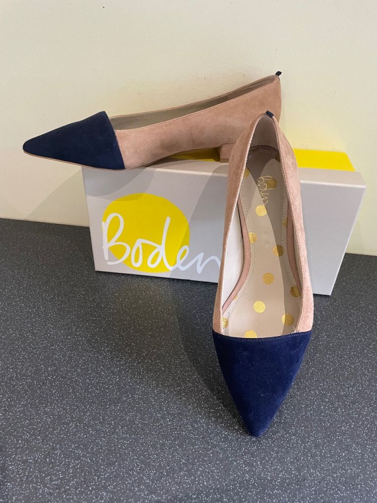 Suede Flats in Tan/Navy