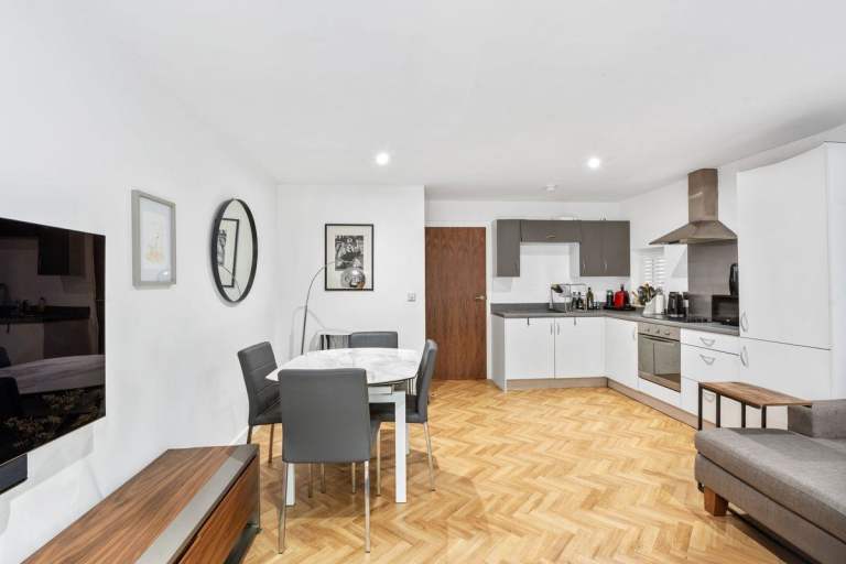  private 2-bed flat for rent in Bradgate Road - WA14 4QJ