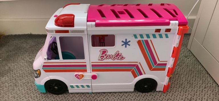 Barbie van ambulance