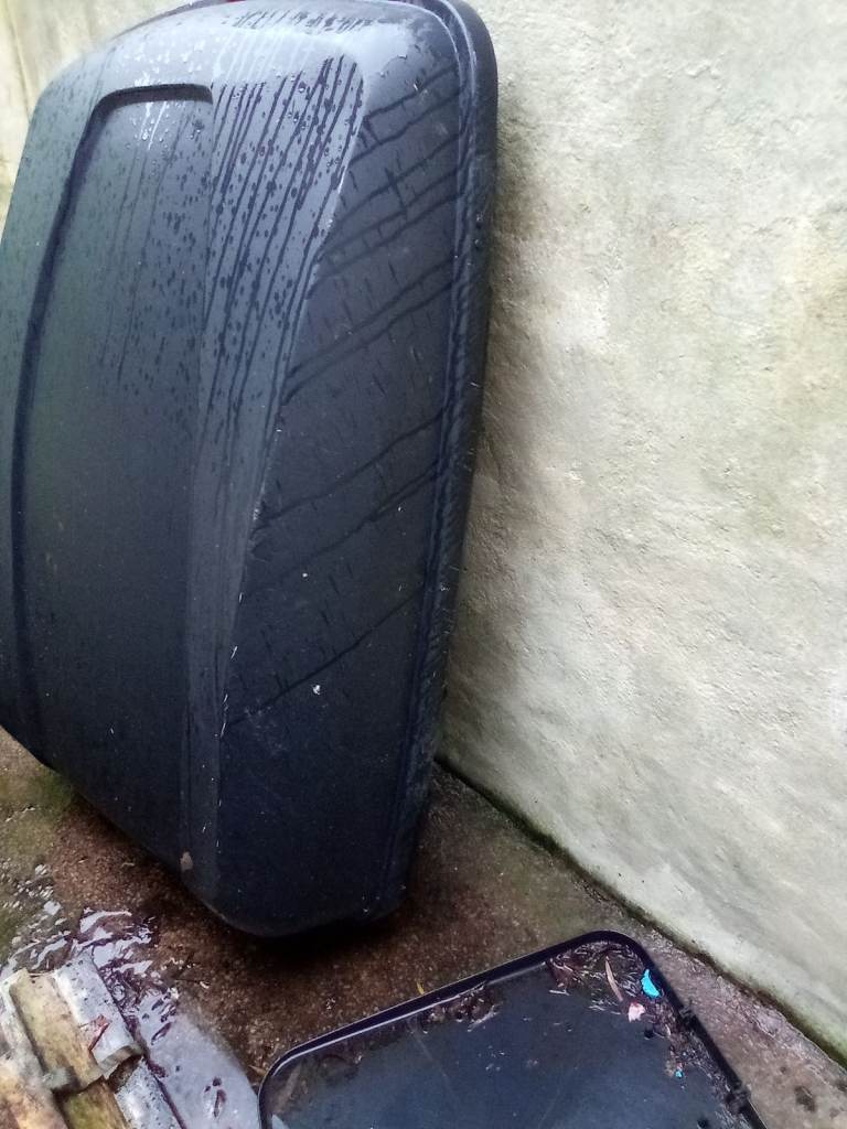 FREE: car roof box: Dalton-In-Furness, Cumbria