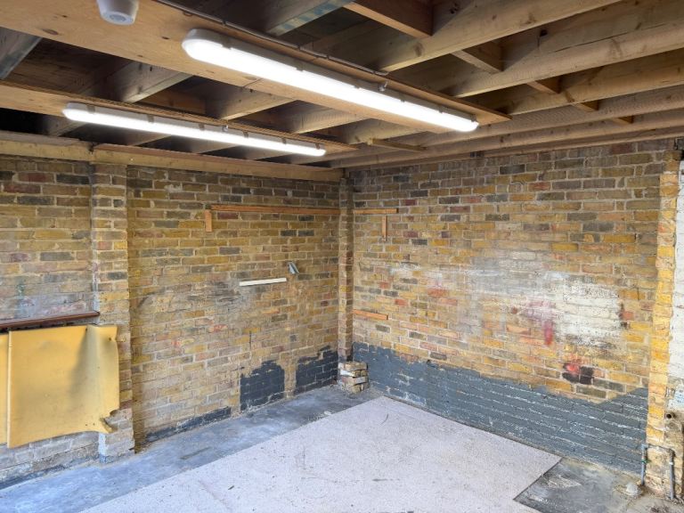 Lock up / Double Garage with storage to rent in SE2
