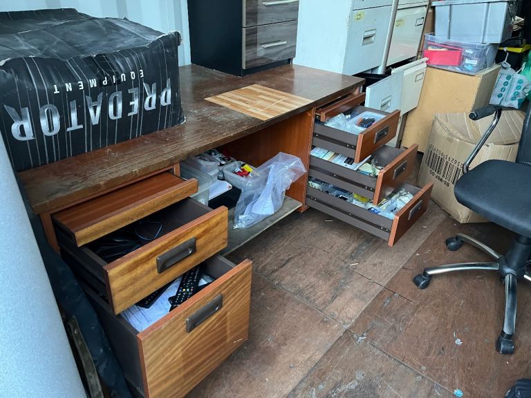 Office desk & Chair and 2x Drawers (in good condition)£50