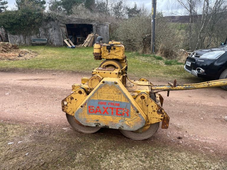 Pedestrian road roller 