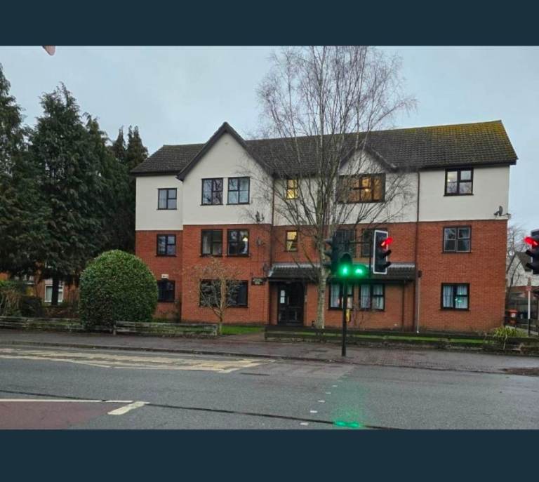 2 Bedroom - 2 bathroom flat with garage and garden