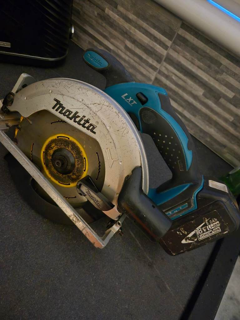 Makita circular saw plus battery 