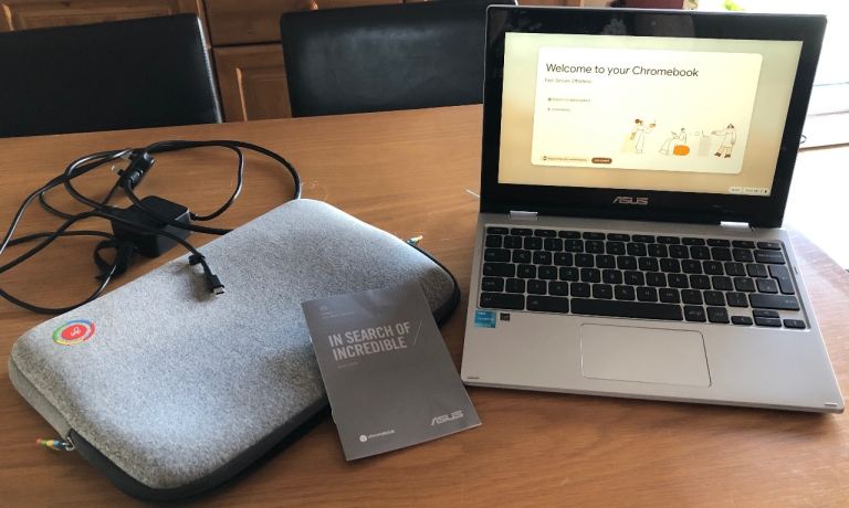 Chromebook + padded zipped bag