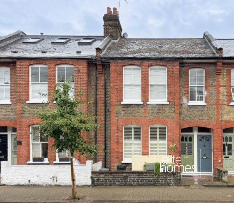 Spacious and newly decorated two-bedroom flat, ideally situated in the heart of Battersea Park, SE8.