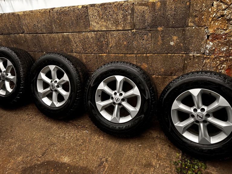 Nissan Navara Alloy wheels with tyres