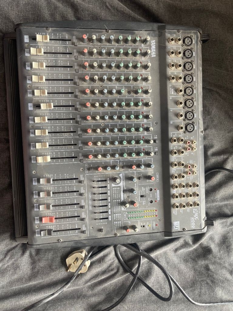 Yamaha EMX 2000 mixer desk 