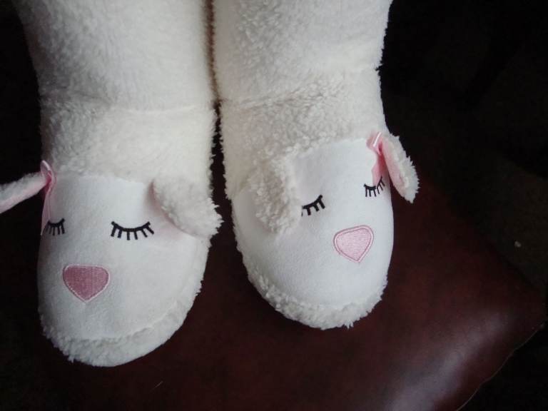 Cute Lamb faced Bootie slippers. Size 5.