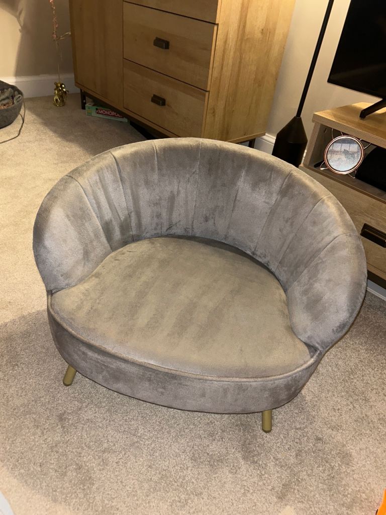 Grey scalloped cat chair