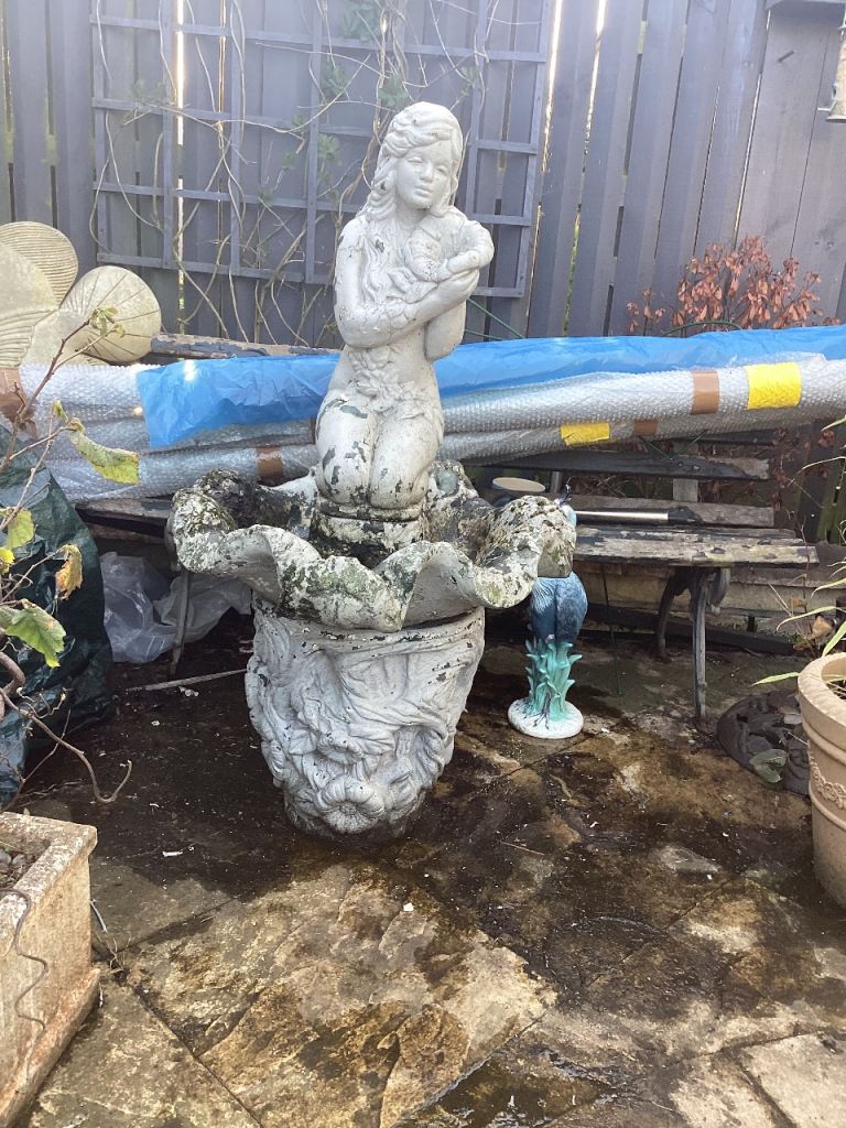 BEAUTIFUL WATER FEATURE, 4ft IN HEIGHT BY 2ft WIDTH, COMES IN 3 SECTIONS 