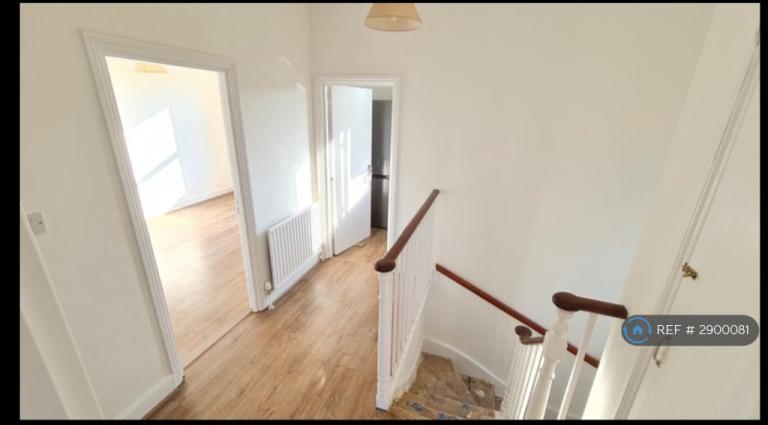 2 bedroom flat in Stroud Green Road, London, N4 (2 bed) (#2900081)