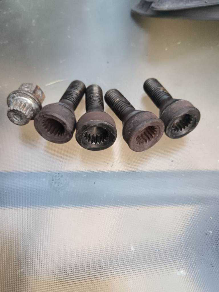 Mini R50 2006 post face-lift locking wheel nuts and key