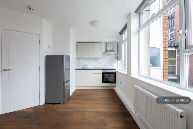 Studio flat in Ballards Lane, London, N3 (#2934269)