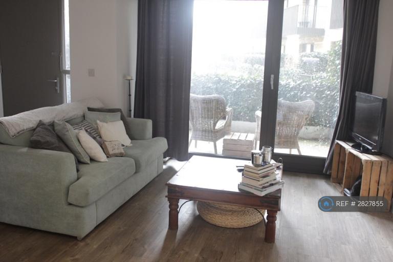 1 bedroom flat in Kingfisher Heights, London, E16 (1 bed) (#2827855)
