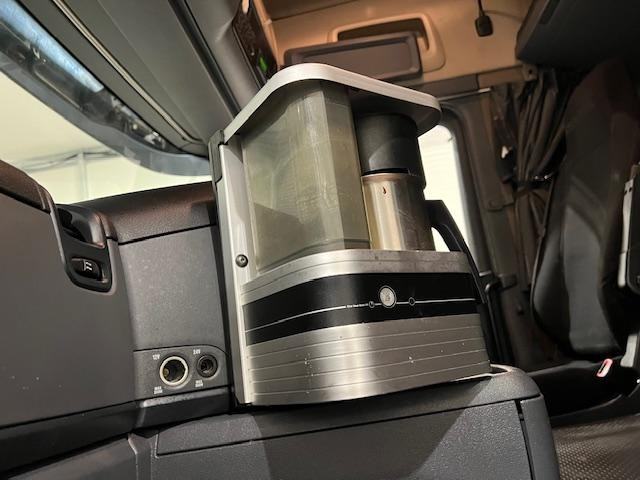 Scania G320 4x2 Sleeper Cab Curtainsider