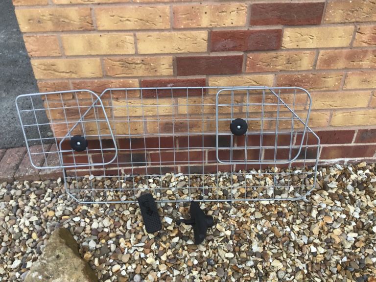 Universal fitting .car dog guard