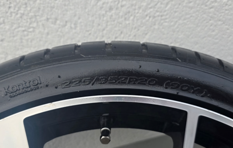 EXCELLENT CONDITION 20 INCH DIAMOND CUT ALLOY WHEELS WITH HANKOOK TYRES FOR VW / AUDI CAR