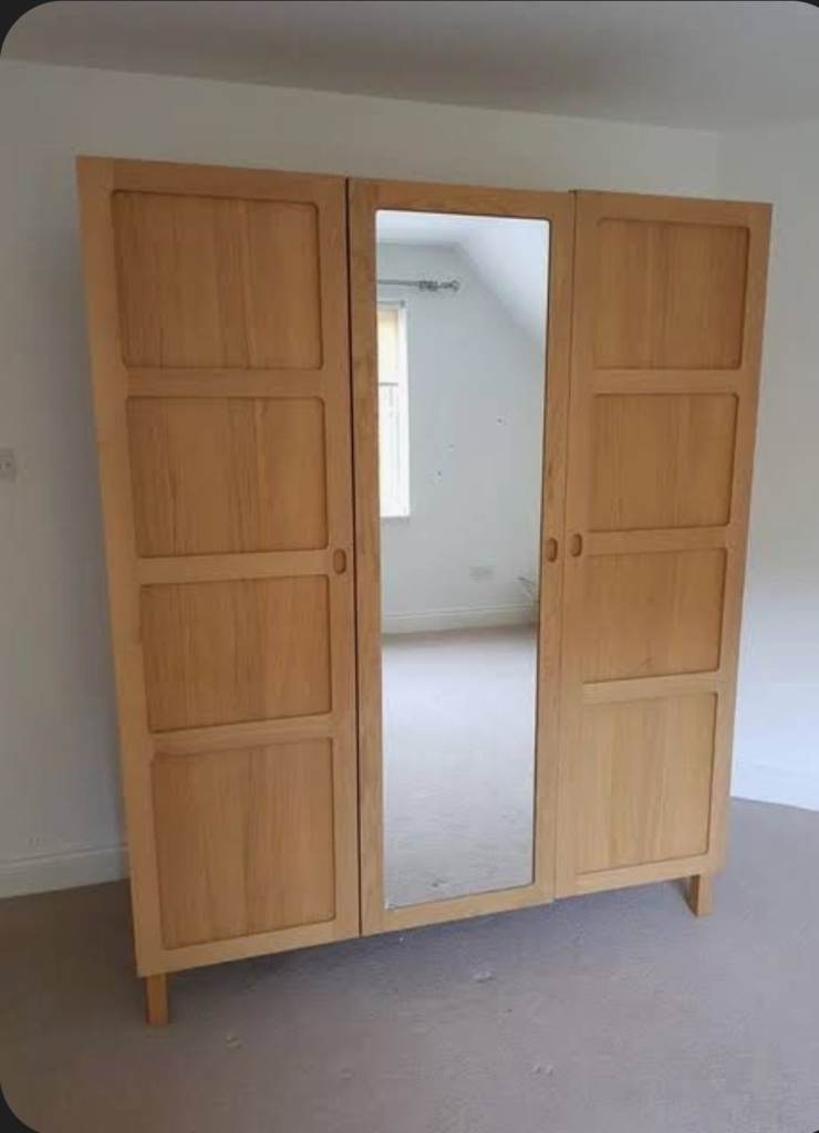 Habitat Radius 3 Door Solid Oak Wardrobe in Excellent Condition 
