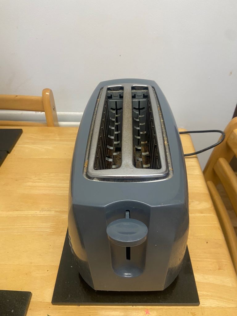 Quest 2-Slice Toaster in Grey – Good Working Order