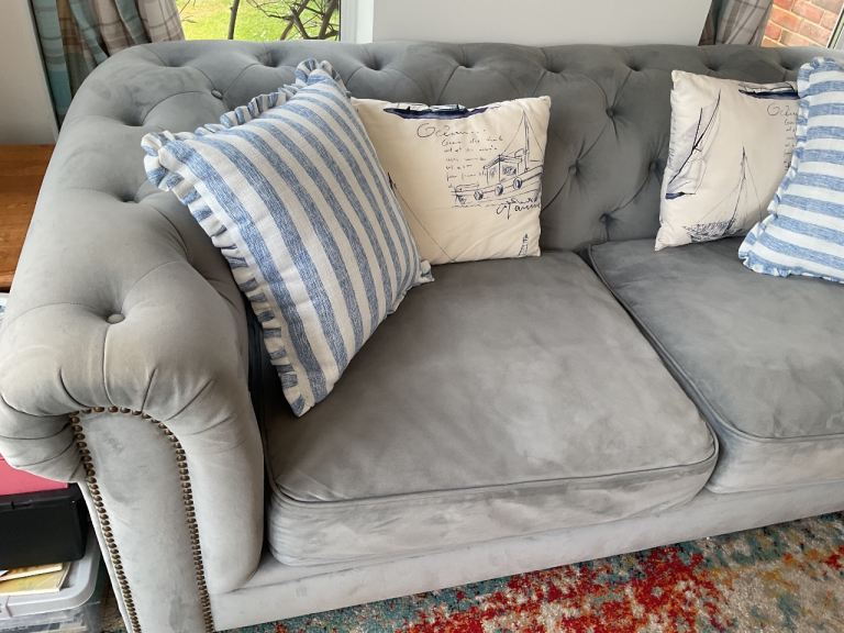 Beautiful sofa chesterfield style 